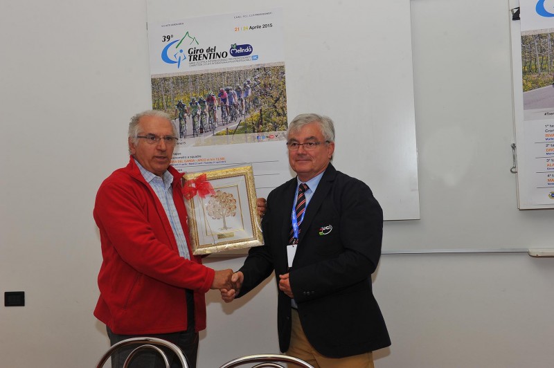 39° GIRO DEL TRENTINO MELINDA GIACOMO SANTINI PREMIA LA GIURIA CON IL PRESIDENTE DELLA GIURIA INTERNAZIONALE JACKY TARENNE AD ARCO 2015 © foto REMO Mosna