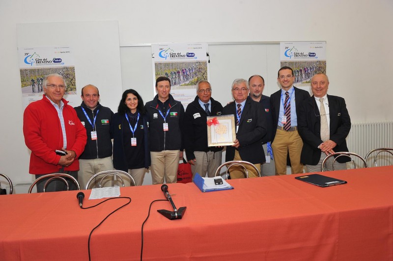 39° GIRO DEL TRENTINO MELINDA GIACOMO SANTINI PREMIA LA GIURIA CON IL PRESIDENTE DELLA GIURIA INTERNAZIONALE JACKY TARENNE AD ARCO 2015 © foto REMO Mosna