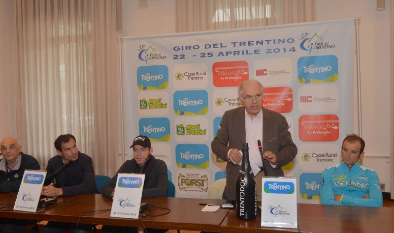 38¡ GIRO DEL TRENTINO A SINISTRA CADEL EVANS GIACOMO SANTINI E MICHELE SCARPINI 21-04-2014 © FOTO DANIELE MOSNA
