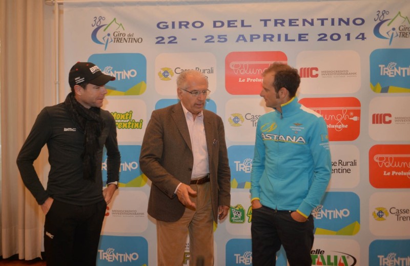 38° GIRO DEL TRENTINO A SINISTRA CADEL EVANS GIACOMO SANTINI E MICHELE SCARPINI 21-04-2014 © FOTO DANIELE MOSNA