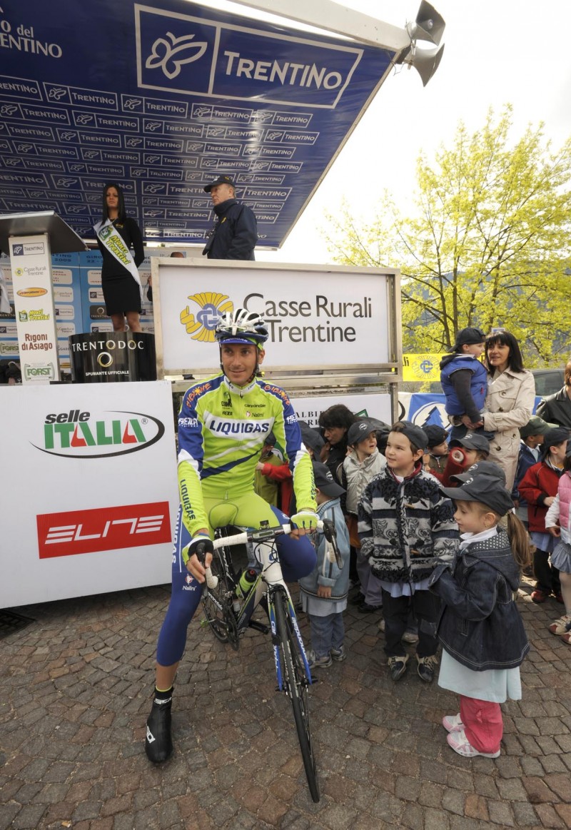 33° GIRO DEL TRENTINO 3 TAPPA TESERO INNERVILLGRATEN IL VINCITORE IVAN BASSO CON I BANBINI ALLA PARTENZA foto Daniele Mosna